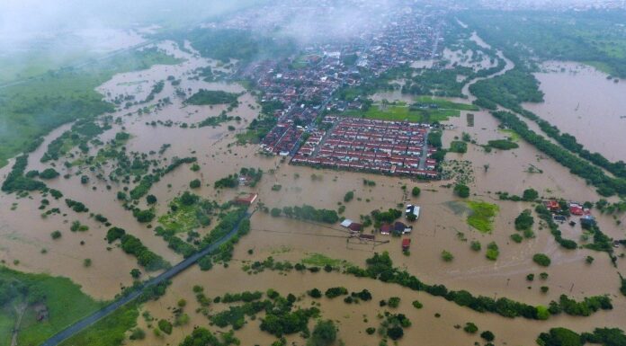 Bolsonaro libera R$ 700 milhões para atender regiões atingidas pela chuva