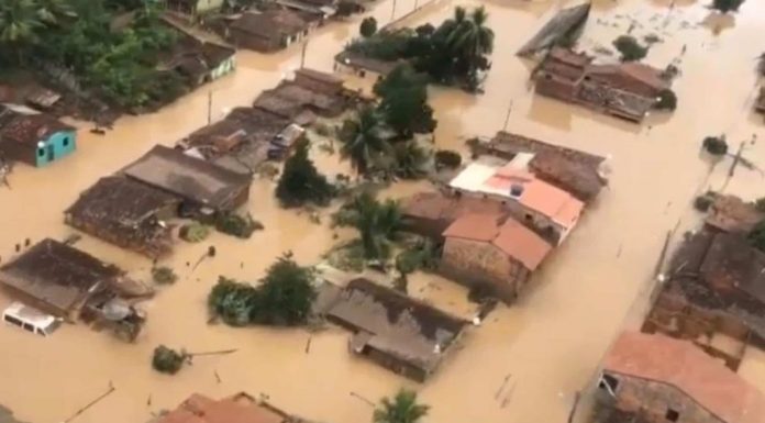 Bolsonaro vai sobrevoar neste domingo regiões afetadas pelas chuvas na Bahia