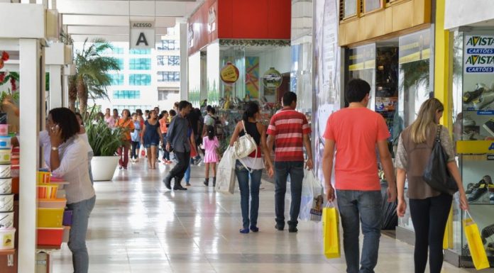 Comércio deve crescer 5% em dezembro com 13º salário e Natal em São Paulo, aponta Fecomércio