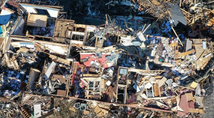 Contagem de mortos em tornados nos Estados Unidos chega a 94