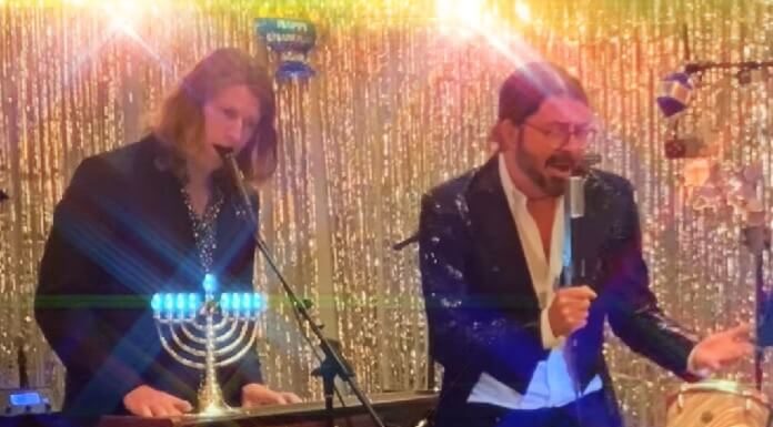 Dave Grohl arrisca dança em cover de “Copacabana”, hit dos anos 70