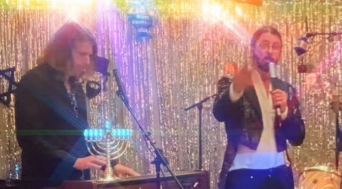 Dave Grohl canta o clássico “Copacapana” em vídeo celebrando o Chanucá – Música