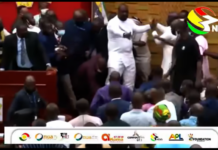Deputados do parlamento de Gana trocam socos durante sessão; assista