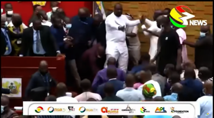Deputados do parlamento de Gana trocam socos durante sessão; assista