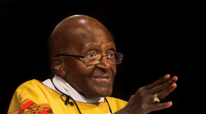 Desmond Tutu, símbolo da luta contra o apartheid na África do Sul, morre aos 90 anos