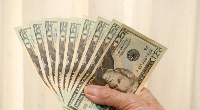 Dólar recua com alívio internacional e PEC dos Precatórios no radar; Bolsa sobe