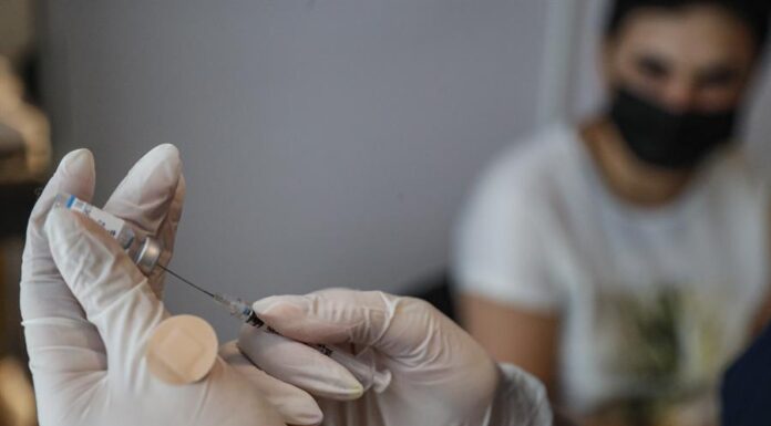 Fiocruz aponta que 12 milhões de pessoas estão com dose de reforço da vacina atrasada