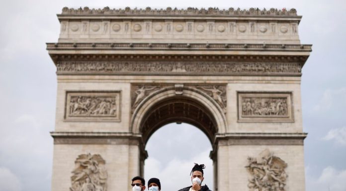 França determina fechamento de boates em meio a aumento de infecções da Covid-19