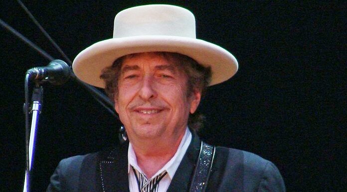 Genial: jornalista vizinha de Bob Dylan faz “resenha” da decoração de Natal do músico