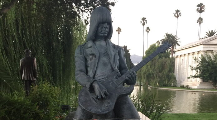 Guitarrista do Mastodon diz por que Johnny Ramone foi “deus do Rock”