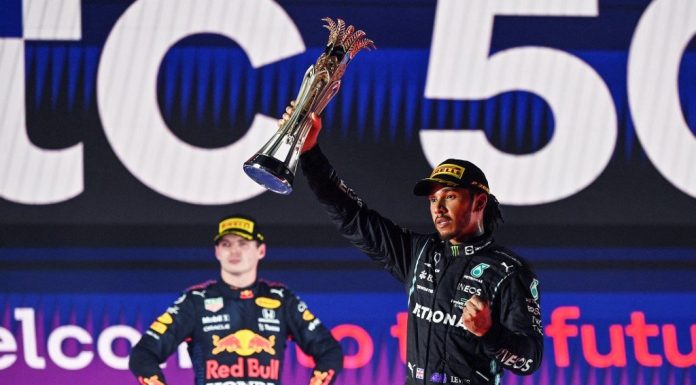 Hamilton vence na Arábia Saudita e empata com Verstappen na pontuação antes da última corrida
