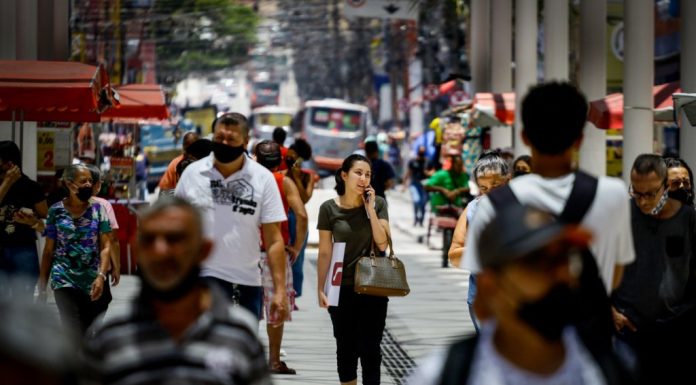 Hospitais particulares de SP são contra flexibilização do uso de máscaras e festas de Réveillon