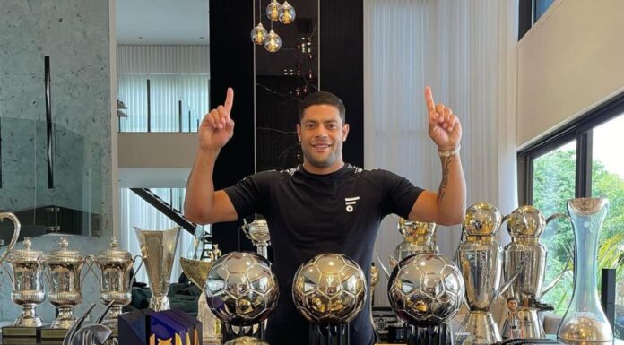Hulk posa com prêmios individuais que ganhou em 2021 e agradece: ‘Gratidão a Deus por tanta benção’