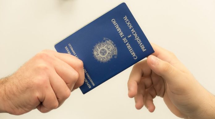 IBGE: Brancos ganharam 73,3% a mais do que pretos e pardos em 2020; homens receberam 28,1% a mais que mulheres