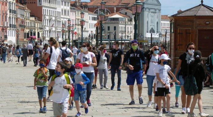 Itália volta a obrigar o uso de máscaras e determina fechamento de casas noturnas