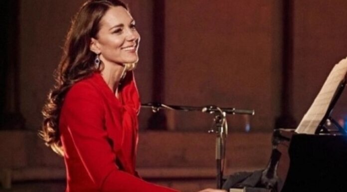 Kate Middleton mostra talento musical em performance de Natal com Tom Walker. Veja! – Música