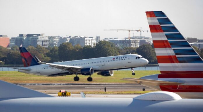 Mais de 5 mil voos são cancelados após avanço da variante Ômicron