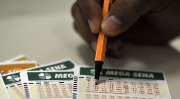 Mega-Sena acumula e prêmio deve ir para R$ 16 milhões; confira os números do sorteio 2.433