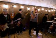 Membros do Foo Fighters, Chili Peppers e Queens of the Stone Age se reúnem em evento beneficente