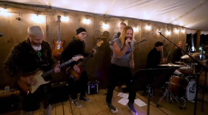 Membros do Foo Fighters, Chili Peppers e Queens of the Stone Age se reúnem em evento beneficente