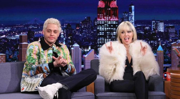 Miley Cyrus faz cover de “It Should Have Been Me” no The Tonight Show