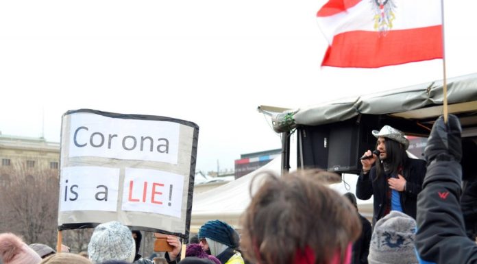 Milhares de pessoas protestam contra lockdown e obrigatoriedade da vacina na Áustria