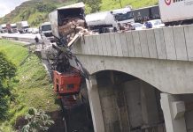 Motorista sobrevive após caminhão ficar pendurado em viaduto; veja foto