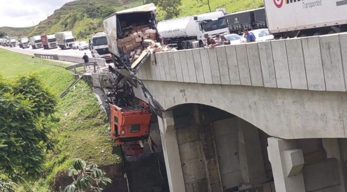 Motorista sobrevive após caminhão ficar pendurado em viaduto; veja foto