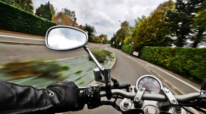 PCC proíbe empinar moto e ameaça agredir quem desobedecer regra