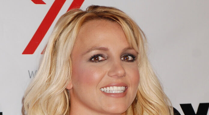 Pai de Britney Spears quer que cantora continue pagando suas despesas legais