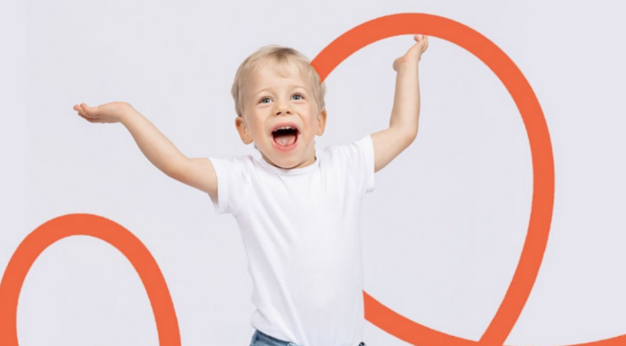 Pais de criança de 3 anos fazem vaquinha para custear tratamento de US$ 2,5 milhões contra doença rara