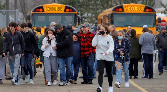 Pais de garoto que matou quatro estudantes em escola dos EUA são presos