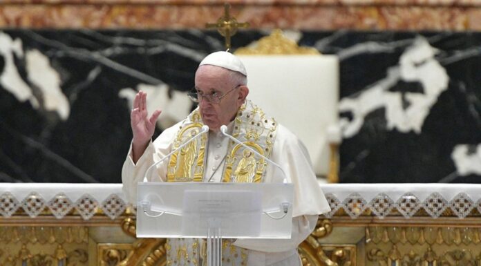 Papa Francisco condena violência contra mulheres: ‘Problema quase satânico’