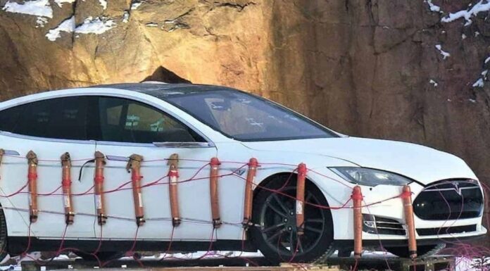 Para não trocar bateria, finlandês explode carro da Tesla com dinamite; veja vídeo