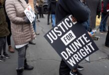 Policial que matou motorista negro nos EUA durante abordagem é condenada por homicídio culposo