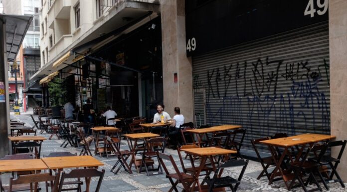 Prefeitura de SP isenta bares e restaurantes de taxa para uso das calçadas em 2022