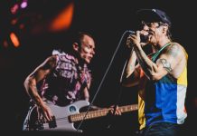 Presente de Natal: compre as biografias de Flea e Anthony Kiedis com cupom de desconto