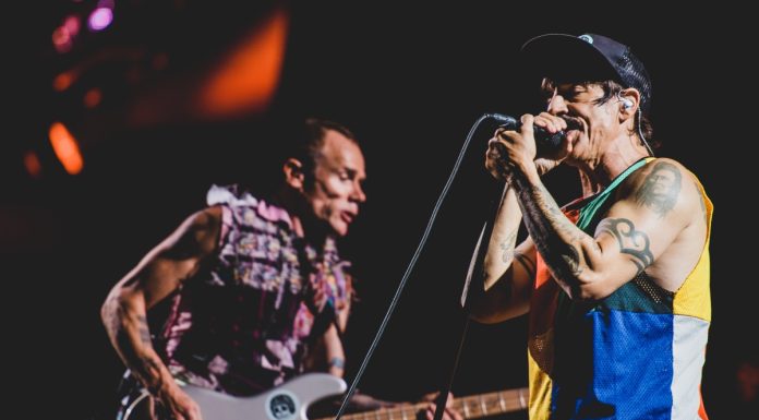 Presente de Natal: compre as biografias de Flea e Anthony Kiedis com cupom de desconto
