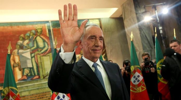 Presidente de Portugal dissolve parlamento e convoca eleições antecipadas em janeiro
