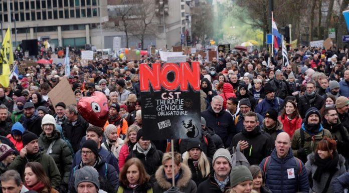 Protesto contra passaporte da vacina termina com 6 feridos e 20 presos na Bélgica