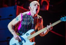 Que fofo: Flea compartilha foto do pai cozinhando para o fim de ano