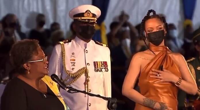 Rihanna é homenageada como Heroína Nacional de Barbados