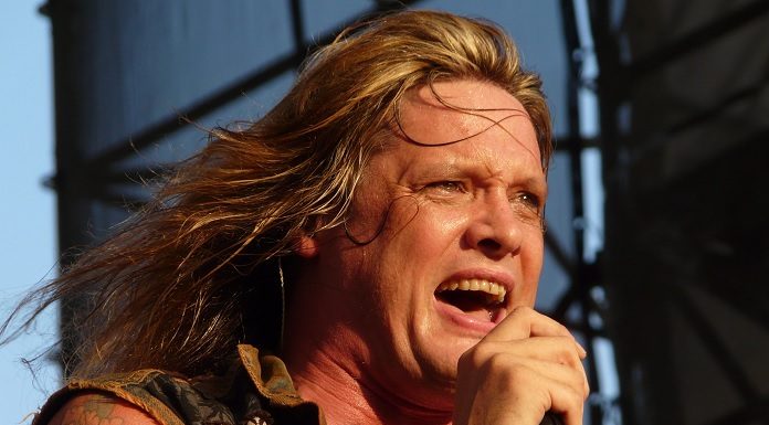 Sebastian Bach tira sarro de roqueiros que preferem Joe Rogan a Neil Young