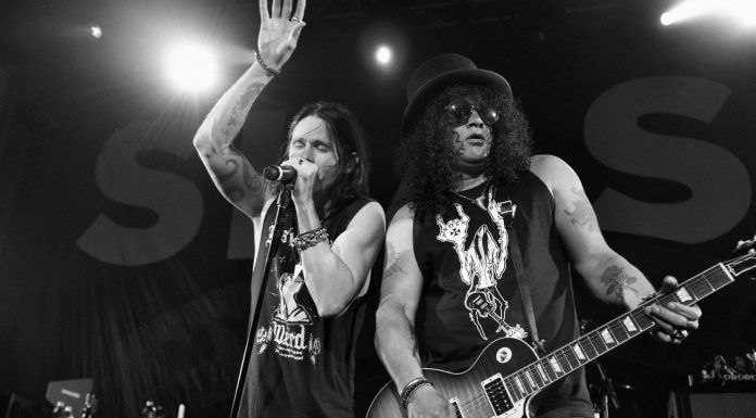Slash ft. Myles Kennedy and the Conspirators emociona com a inédita “Fill My World”; ouça