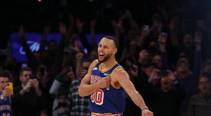 Stephen Curry quebra recorde e se torna o jogador com mais cestas de três na história da NBA