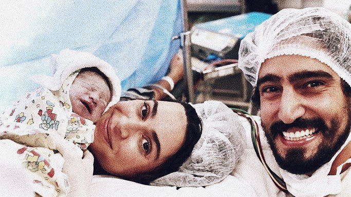 Thaila Ayala publica primeira foto de seu filho com Renato Góes: ‘Família completa’