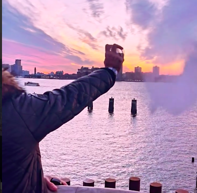 Thales Bretas joga cinzas de Paulo Gustavo em Nova York; veja o vídeo