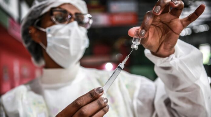 Vacinados contra a gripe têm infecções mais leves pela H3N2, diz secretário de SP