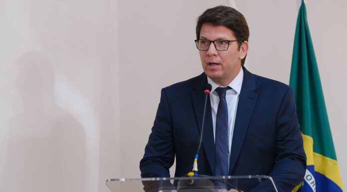 ‘Passaporte vacinal gera segregação’, diz Mario Frias após episódio envolvendo sua família