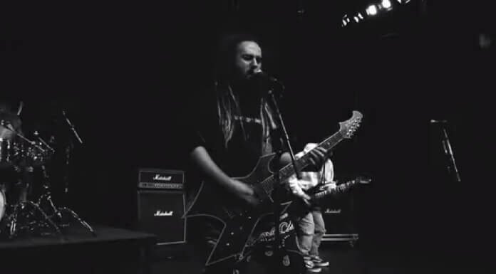 “12 anos e 74 chicotadas”: músico refugiado fala sobre sua condenação por tocar Heavy Metal no Irã